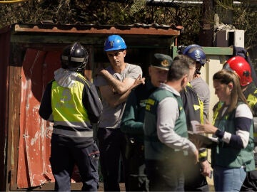 Bomberos trabajan con los afectados por la explosión en la mina de Cerredo