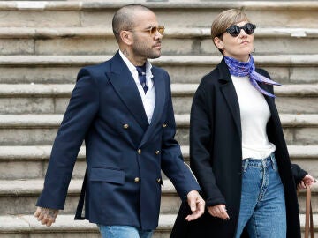 Dani Alves abandona la sede del TSJC, junto a su abogada Inés Guardiola