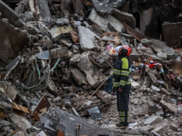 Un bombero ucraniano observa los daños tras un ataque ruso en una imagen de archivo