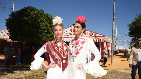 Teresa Andrés Gonzalvo y Marta Lozano en la Feria de Abril Teresa Andrés Gonzalvo y Marta Lozano en la Feria de Abril