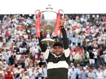 Alcaraz levanta su segundo trofeo en Queen's